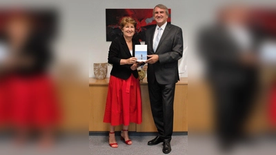 Bürgermeisterin Christine Borst und Dr. Thies Claussen bei der Überreichung des ersten „Zukunft“-Buchs. (Foto: Alexander Broschell/Gemeinde Krailling)