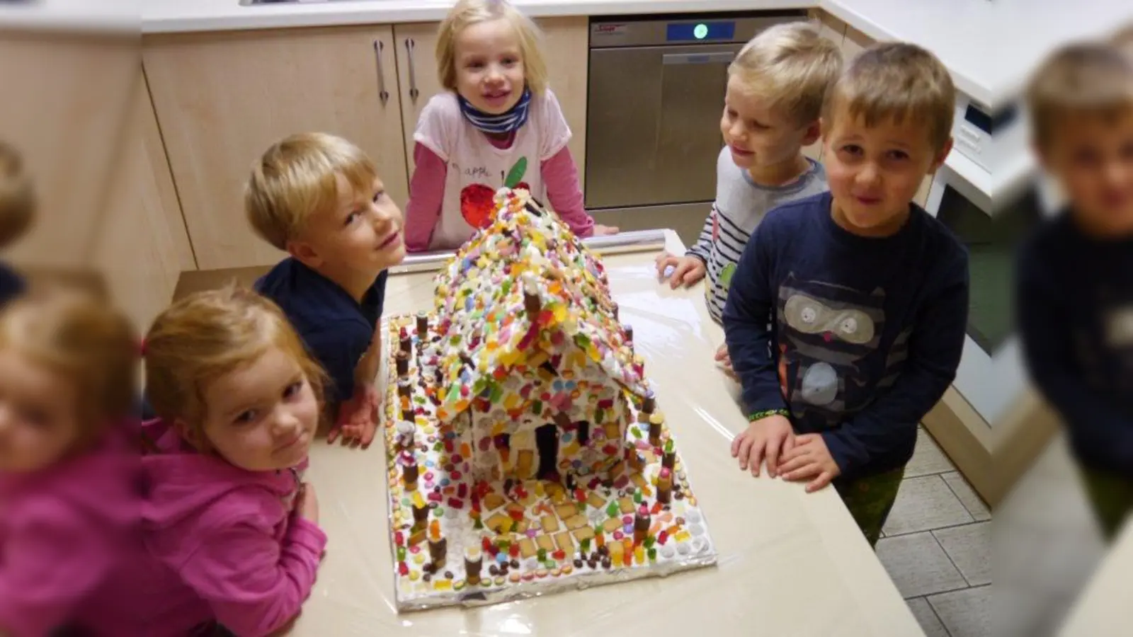 In liebevoller Kleinarbeit haben die Kinder des Gemeindekindergartens das Lebkuchenhaus verziert. (Foto: Gemeindekindergarten Polling)