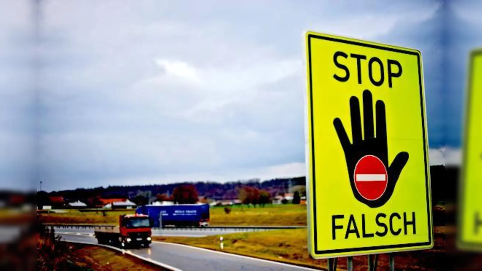 Der ADAC fordert, die gelben Warntafeln, die in Österreich zu weniger Geisterfahrern geführt haben, flächendeckend auch an deutschen Autobahnanschlussstellen anzubringen.	 (Foto: ADAC/Bastian Fischer)