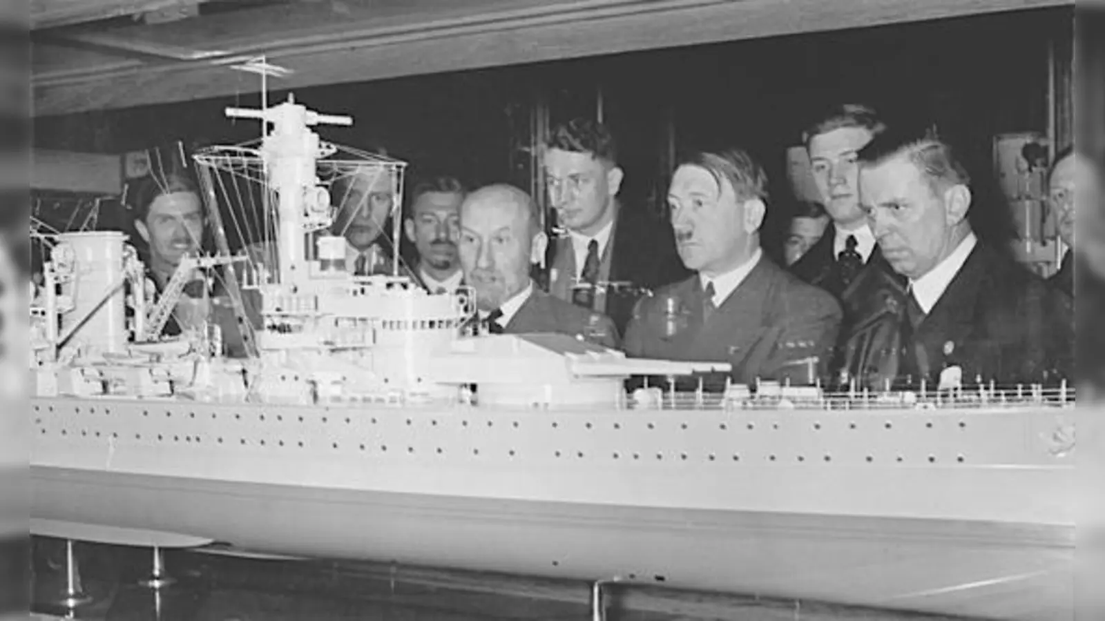 Adolf Hitler bei seinem ersten offiziellen Besuch im Deutschen Museum am 1. April 1935 vor dem Modell des Panzerschiffes Deutschland.  (Foto: Deutsches Museum)