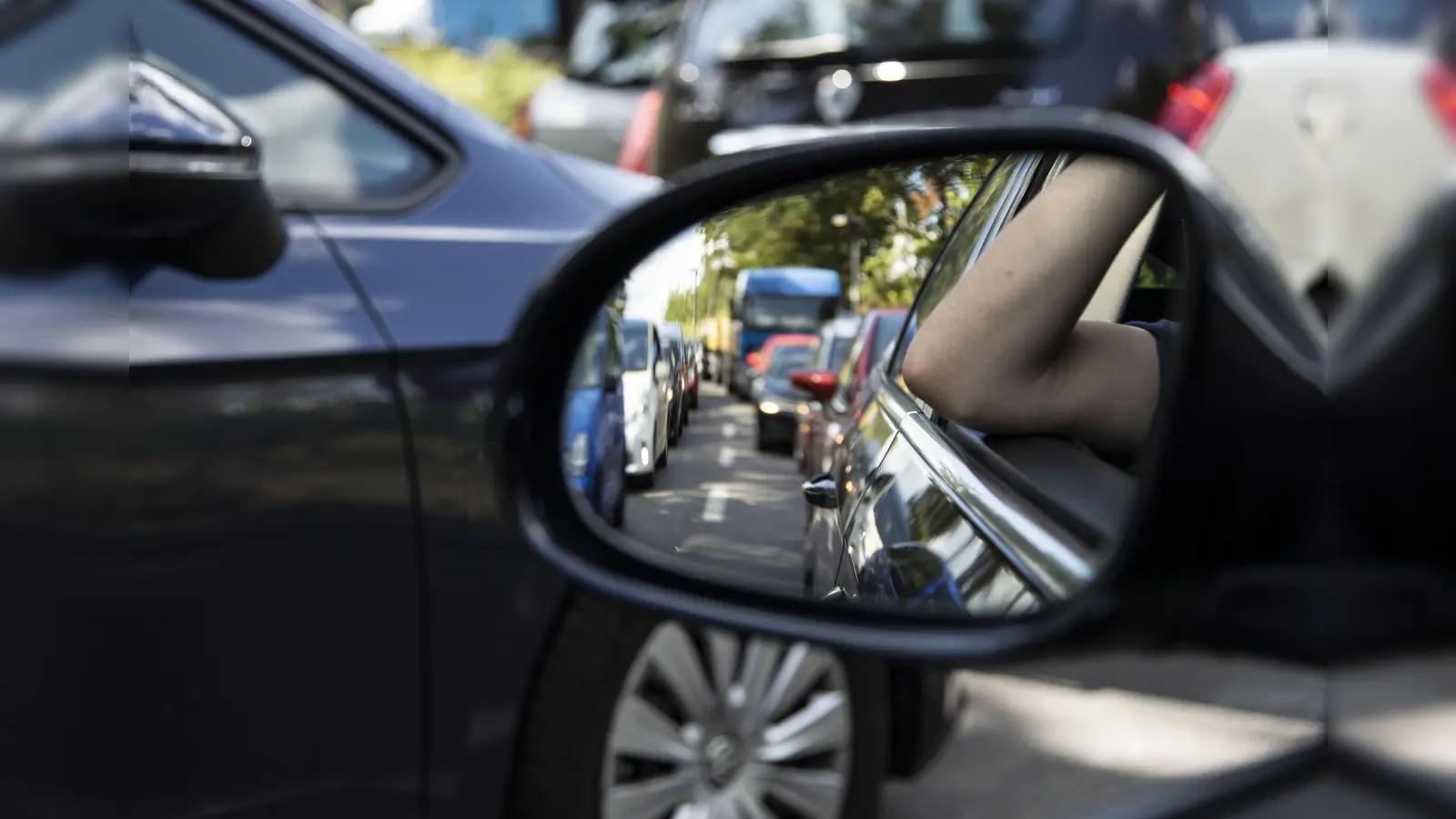 Frust im Stau: Immer mehr Beschäftigte im Landkreis haben weite Wege zur Arbeit. (Foto: IG Bau)