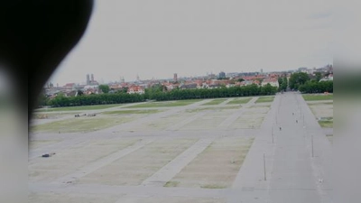 Der Blick aus dem Kopf der Bavaria über die unbelebte Theresienwiese trügt. Ende Juli wird der Aufbau der Zelte und Fahrgeschäfte beginnen. In der Zeit sollen die Anwohner  Umwege in Kauf nehmen. (Foto: tg)