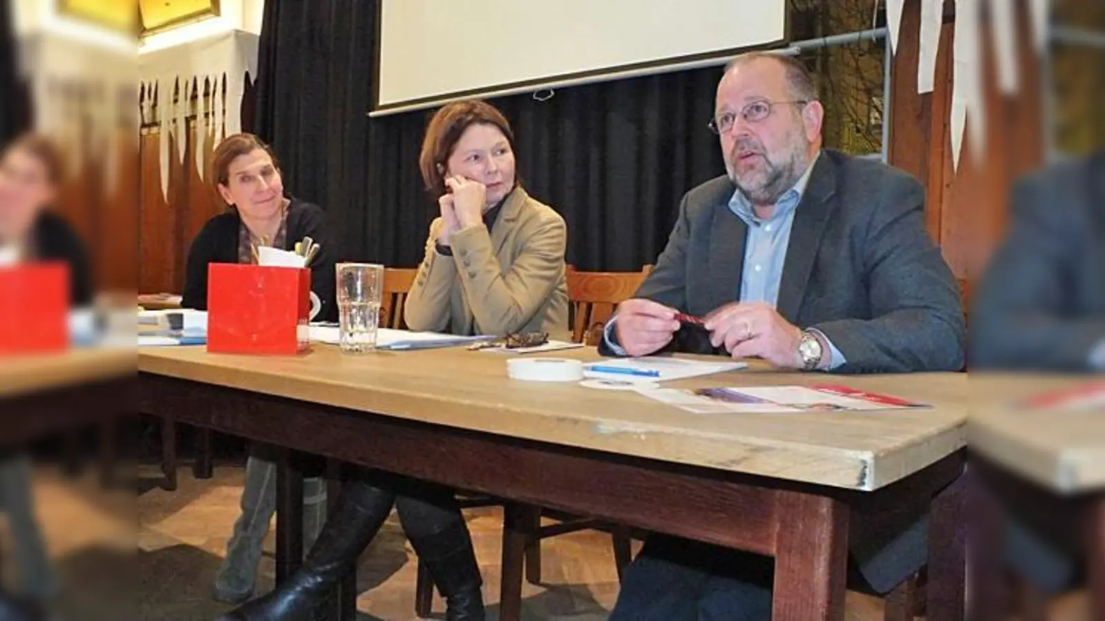 Die Ortsvereinsvorsitzende Julia Schönfeld-Knor mit Margit Wild und Gerhard Wimmer (v. l.).	 (Foto: VA)