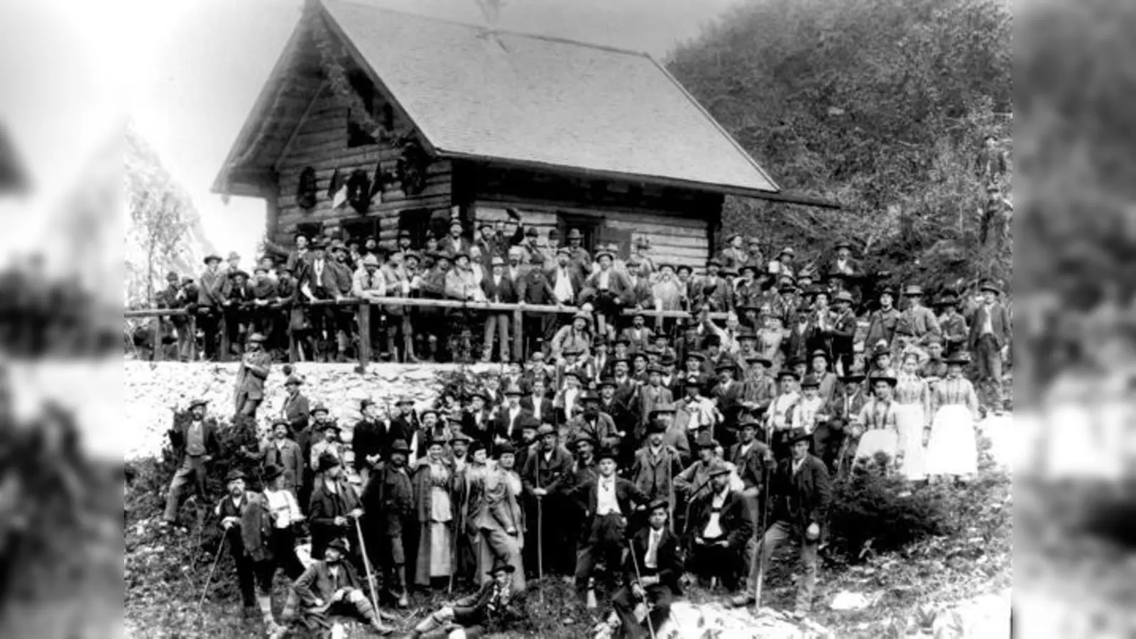 Seit 1894 prägt die Höllentalangerhütte das Bild im oberen Höllental und ist bei Bergsteigern beliebter Anziehungspunkt.	 (Foto: DAV Archiv Haus des Alpinismus)