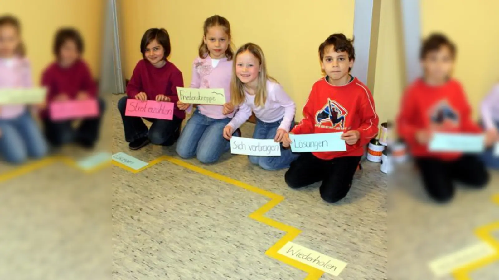 An der »Friedenstreppe« zeigen Ingrid, Viktoria, Lena und Sebastian, worauf es ankommt, wenn man einen Streit schlichten will. (Foto: job)