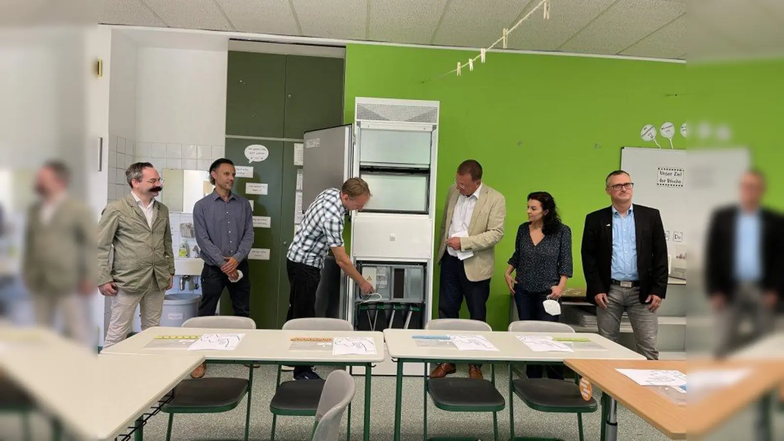 Begutachten den neuen Luftfilter in der Kirchenschule v.l. Johannes Landendinger, Martin Rattenberger, Andreas Robrecht, Andreas Haas, Filiz Gropper-Schäftner und Rene Mroncz. (Foto: pst)