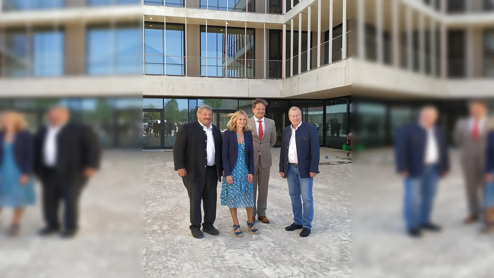 Zufrieden mit der neuen Schule und dem neuen Namen: Bürgermeister Georg Reitsberger, Bauamtsleiterin Brigitte Littke, Gemeindearchitekt Ralf Schloemilch und der zweite Bürgermeister Martin Wagner (v. li.). (Foto: Stefan Dohl)