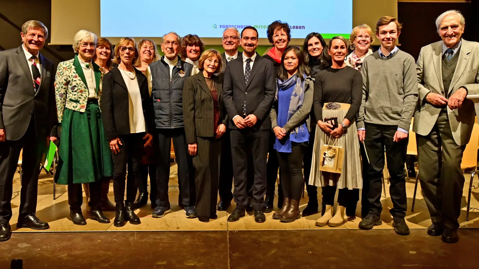 Bürgermeister Thomas Pardeller (Bildmitte) freute sich, so viele Ehrenamtliche für ihren Einsatz entsprechend würdigen zu können. (Foto: Martina Prüller)