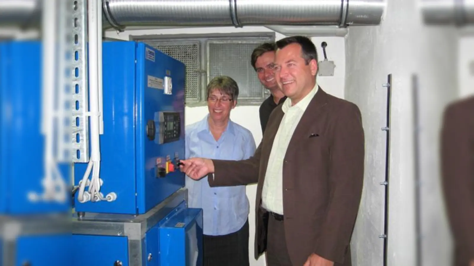 Stadtrat Josef Schmid (vorne) nahm das Blockheizkraftwerk mit den BA-Mitgliedern Gabriele Steffe und Alexander Dietrich (alle CSU) in Betrieb.	  (Foto: au)