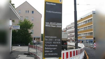 Bis Mitte September dauern die Bauarbeiten an den Arkaden. Es werden 22 Längsparkplätze, ein weiterer Gehweg, ein Radweg und ein Baumgraben entstehen. (Foto: tg)