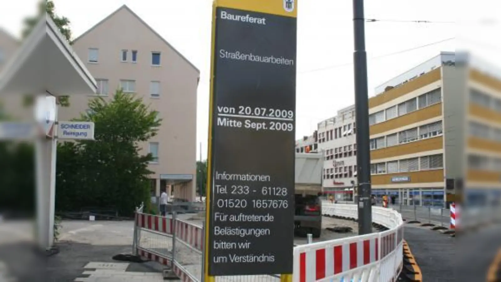 Bis Mitte September dauern die Bauarbeiten an den Arkaden. Es werden 22 Längsparkplätze, ein weiterer Gehweg, ein Radweg und ein Baumgraben entstehen. (Foto: tg)