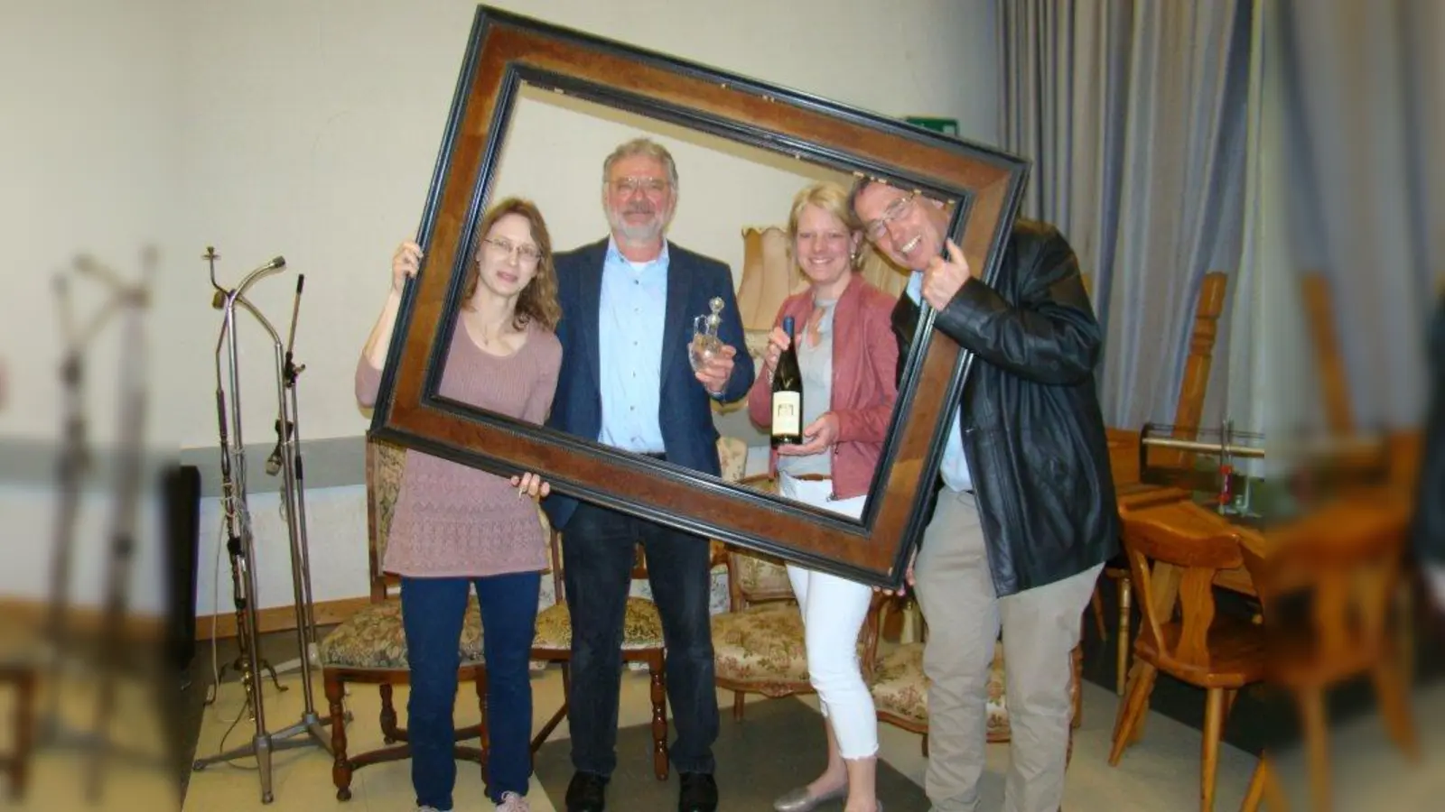 Viel zu schade zum Wegwerfen. Bei der Auktion halfen v. li.: Kerstin Kolland, Wolfgang Lindner, Rita Netzler und Joseph Burghart. (Foto: pst)