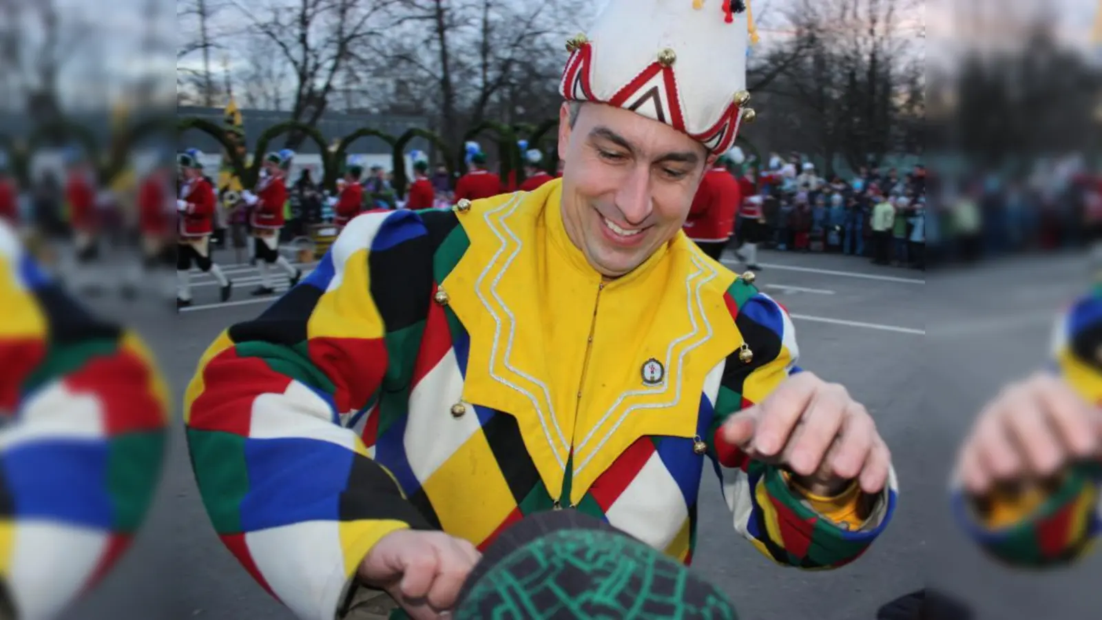 Der Kasperl schwärzt die Nasen der Zuschauer. Damit erinnert er an den Ursprung des Schäfflertanzes nach der Pest, dem &amp;quot;Schwarzen Tod&amp;quot;. (Foto: job)