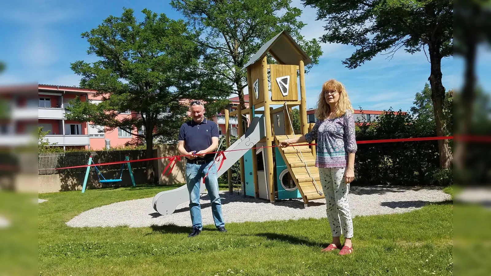 Bürgermeister Thomas Stark weihte gemeinsam mit Frau Knot vom ZiM den neuen Spielplatz ein. (Foto: ZiM)