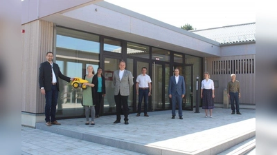 V.l.: Erster Bürgermeister Patrick Janik, Kindergartenleiterin Margarete Haseidl, Christina Frei (städtisches Hochbauamt), Stadtpfarrer Andreas Jall, Stadtbaumeister Stephan Weinl, Rainer Hoffmann (raumstation Architekten GmbH), Kirchenpflegerin Brigitte Nagel sowie Walter Waldrauch (raumstation Architekten GmbH). (Foto: Stadt Starnberg)