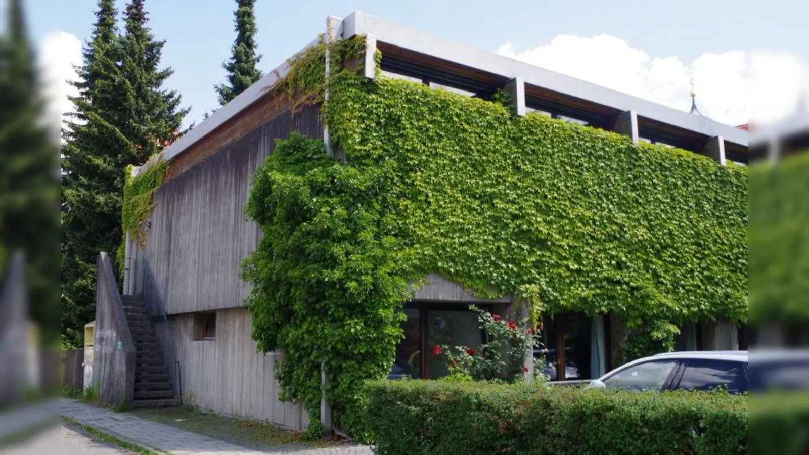 Das alte Pfarrheim von St. Ulrich soll abgerissen werden und einem Neubau weichen. Dieser könnte dreimal so groß werden wie der jetzige Bau. Anwohner fürchten, dass die Bauvorhaben den historischen Kern des Stadtviertels unwiederbringlich zerstören könnten. (Foto: kö)