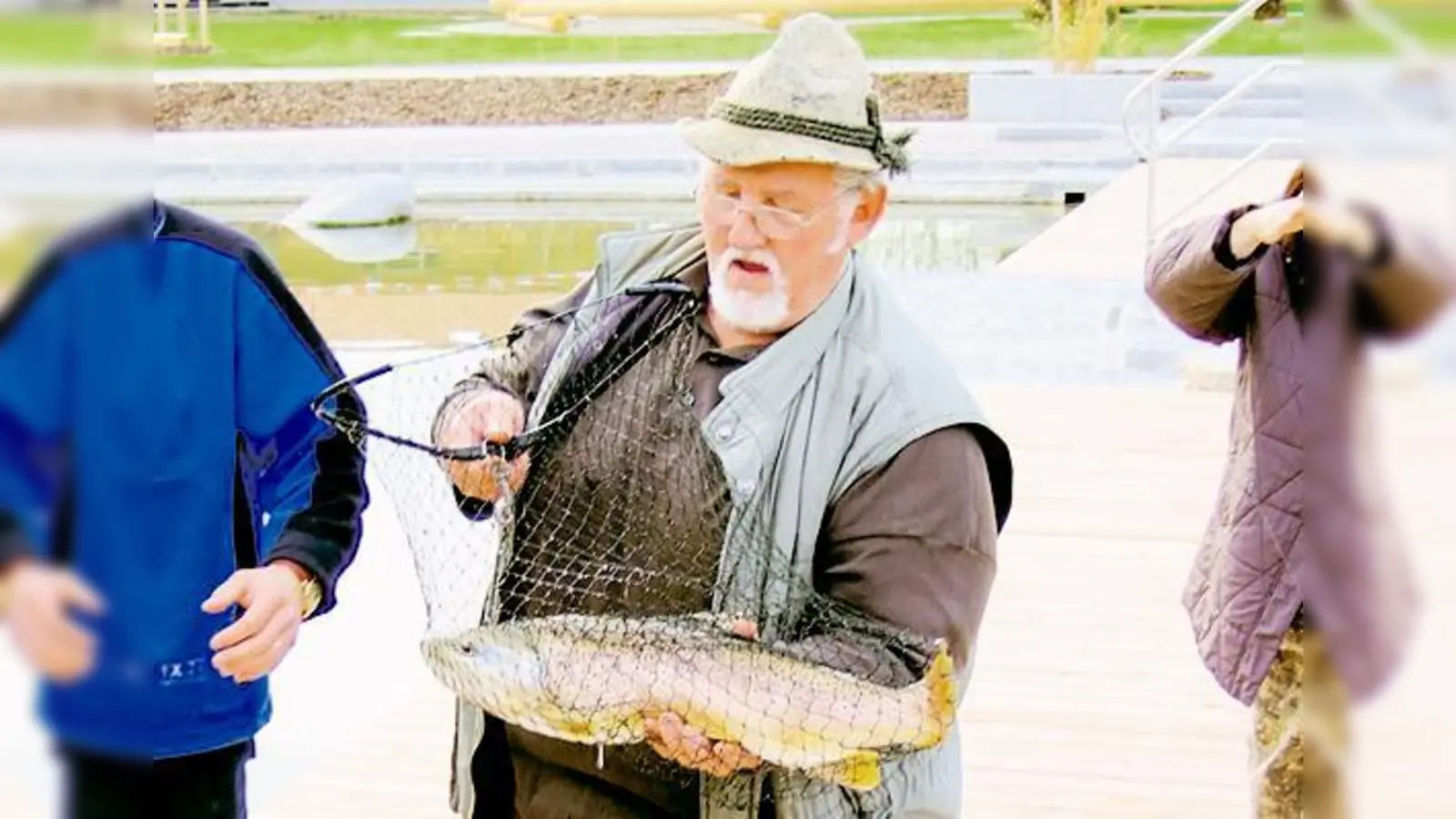 Diese riesige Forelle ging Klaus Mielenz vom Fischereiverein Deisenhofen beim Hegefischen im neuen Further Naturbad an den Haken.  (Foto: A. Pietsch)
