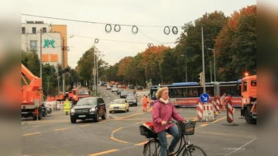 Vor der Straßenfreigabe an der NUP West am Donnerstag kam erst das große Chaos. Mitarbeiter von KVR, MVG und Polizei und Straßenmarkierer arbeiteten am Vormittag gleichzeitig auf der Kreuzung. Autos stauten sich in beide Richtungen. (Foto: US)