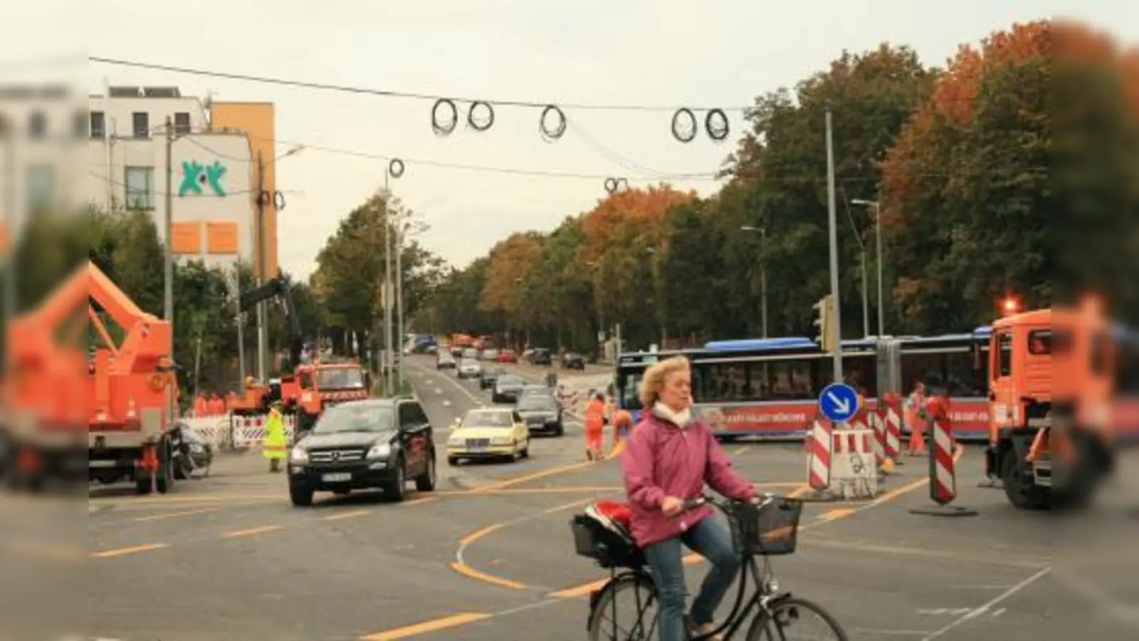Vor der Straßenfreigabe an der NUP West am Donnerstag kam erst das große Chaos. Mitarbeiter von KVR, MVG und Polizei und Straßenmarkierer arbeiteten am Vormittag gleichzeitig auf der Kreuzung. Autos stauten sich in beide Richtungen. (Foto: US)