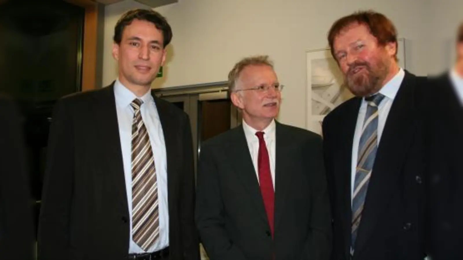 Die Landtagsabgeordneten Georg Eisenreich (CSU) und Hans-Ulrich Pfaffmann (SPD) sowie der Direktor des Ludwigsgymnasiums, Anton Bauer (von links), sind darüber einig, dass Kinder künftig besser gefördert  werden müssen als bisher. (Foto: tg)