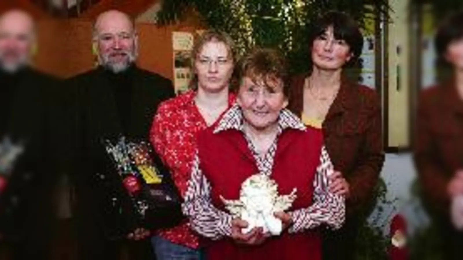 Helene Emmer ist der Weihnachtsengel  (Foto: Seit 1995 engagiert sich die 73-Jährige unermüdlich im sozialen Bereich in Kirchheim, unter anderem bei der örtlichen Nachbarschaftshilfe gemeinsam mit dem Vorsitzenden M. Engl, J. Weber (2.v.l.) und J. Seidl. Fo)