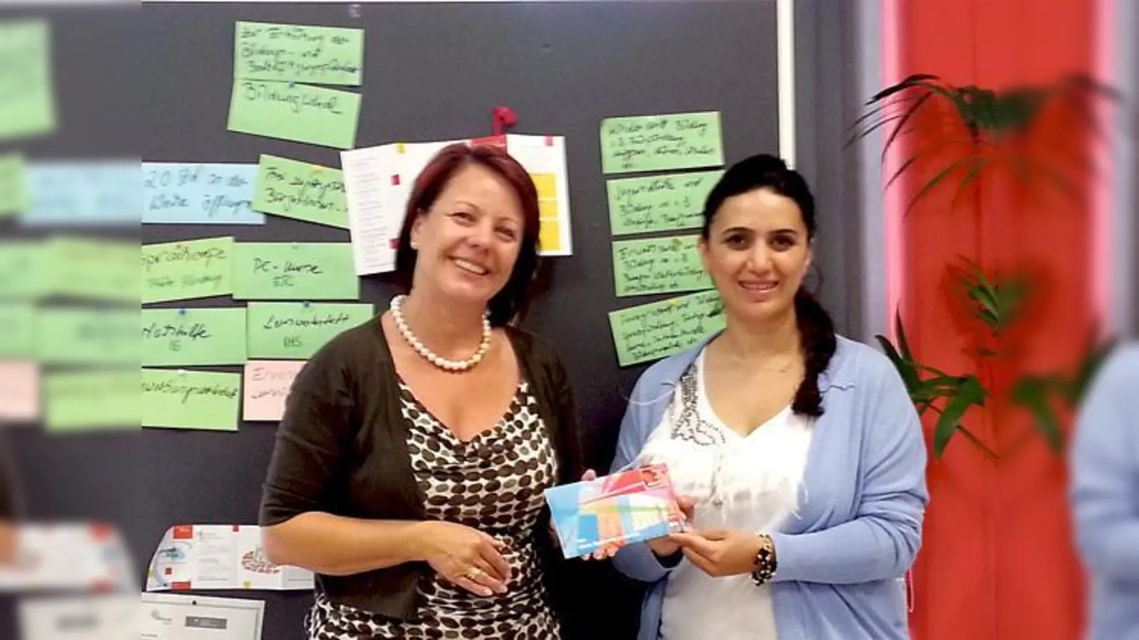 Diana Stachowitz (links) konnte 610 Euro an das BildungsLokal Hasenbergl überreichen. 	 (Foto: VA)