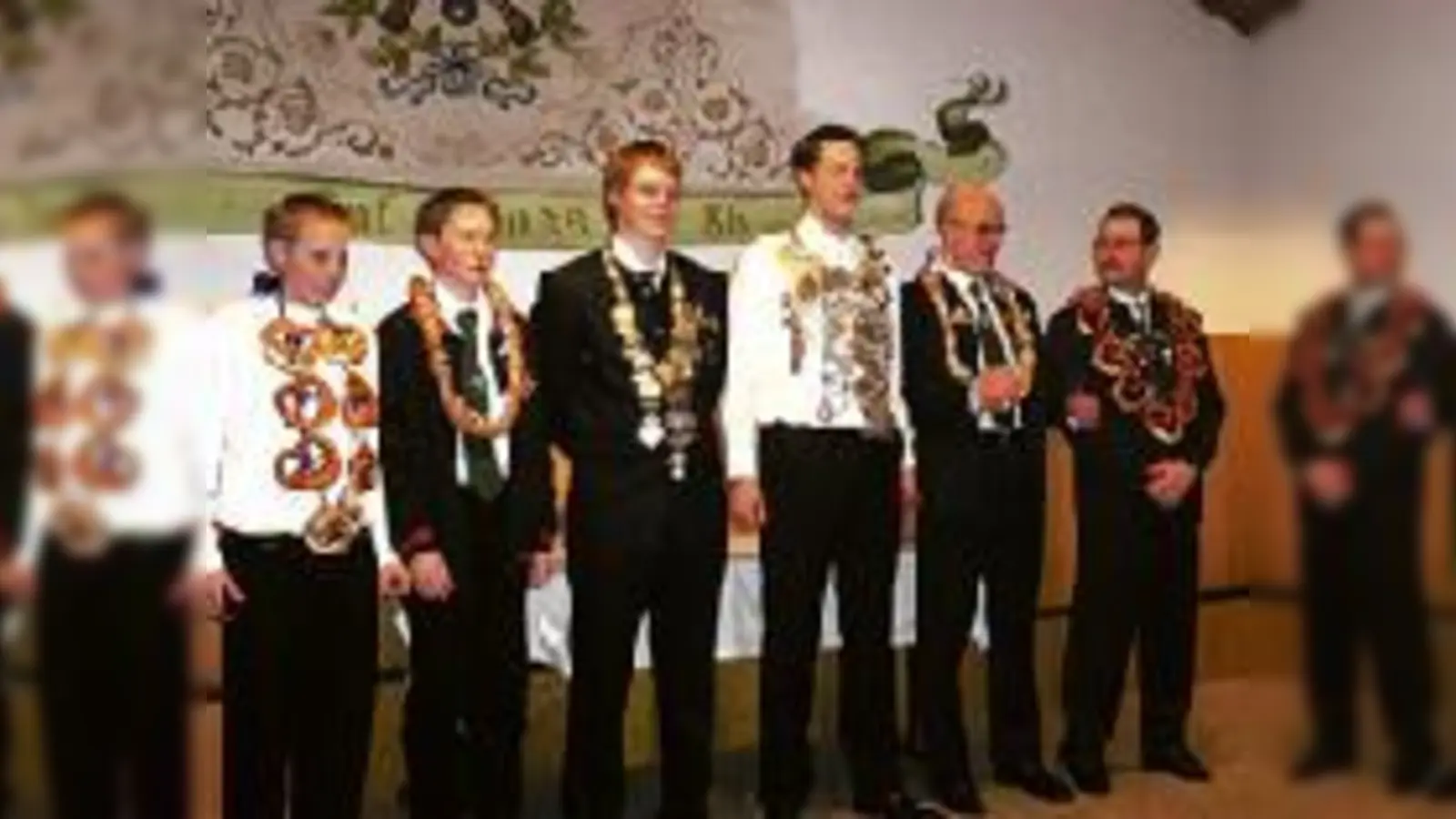 Brezenjugendkönig Ludwig Hesse, Wurstjugendkönig Matthias Hof, Jugendkönig Marcus May, Schützenkönig Sebastian Falkenberg, Wurstkönig Thomas Neugebauer und Brezenkönig Klaus Stichlmayr (v. li.).<br><br>	 (Foto: Verein)