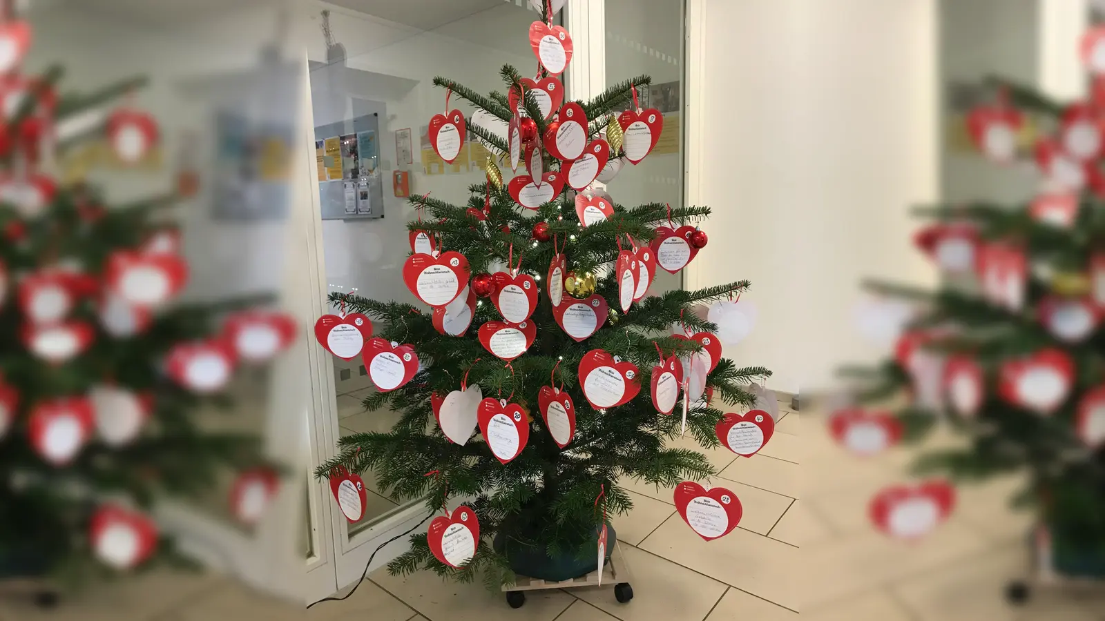 90 Herzen hingen am Wunschbaum in der Geschäftsstelle der Nachbarschaftshilfe Haar. Sie alle haben sich in Geschenke verwandelt. (Foto: privat)