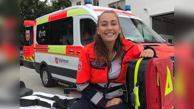 Celina macht gerade einen abwechslungsreichen Bundesfreiwilligendienst im Malteser Krankentransport in Markt Schwaben – für den Herbst ist der Platz noch frei. (Foto: Malteser)