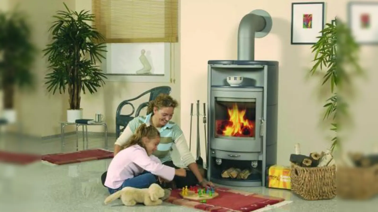 Holzbrikett sind ein ökologischer Brennstoff mit einem hohen Heizwert und können in jeder modernen Feuerstätte eingesetzt werden. (Foto: RheinBraun Brennstoff GmbH)