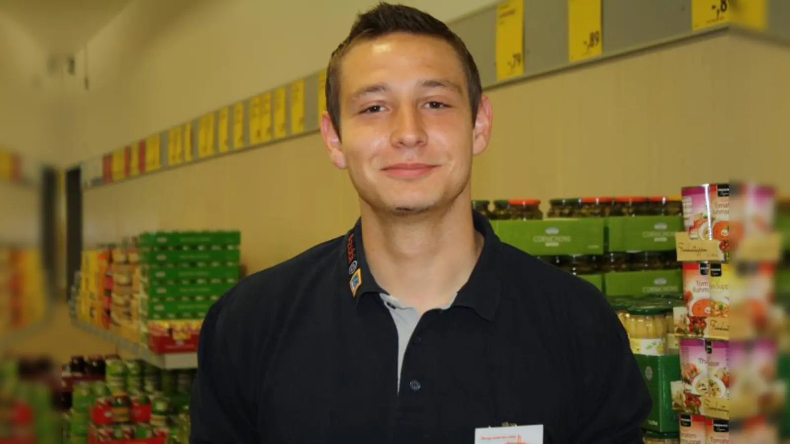 Felix Bisle, Filiale Allach:<br>„Die Arbeit hier in der Azubi-Filiale macht großen Spaß. Teamarbeit steht bei uns an erster Stelle. Filialleiter zu sein war ein schönes Gefühl, weil ich wusste, dass ich Verantwortung übernehmen darf. Das war wirklich eine Herausforderung. In der Azubi-Filiale lernt man noch sehr viel dazu, versteht auch die Abläufe in der Filiale noch besser. Wir waren auf unsere Aufgaben hier in der Azubi-Filiale sehr gut vorbereitet und haben als Team alles sehr gut gemeistert.“ (Foto: sb)