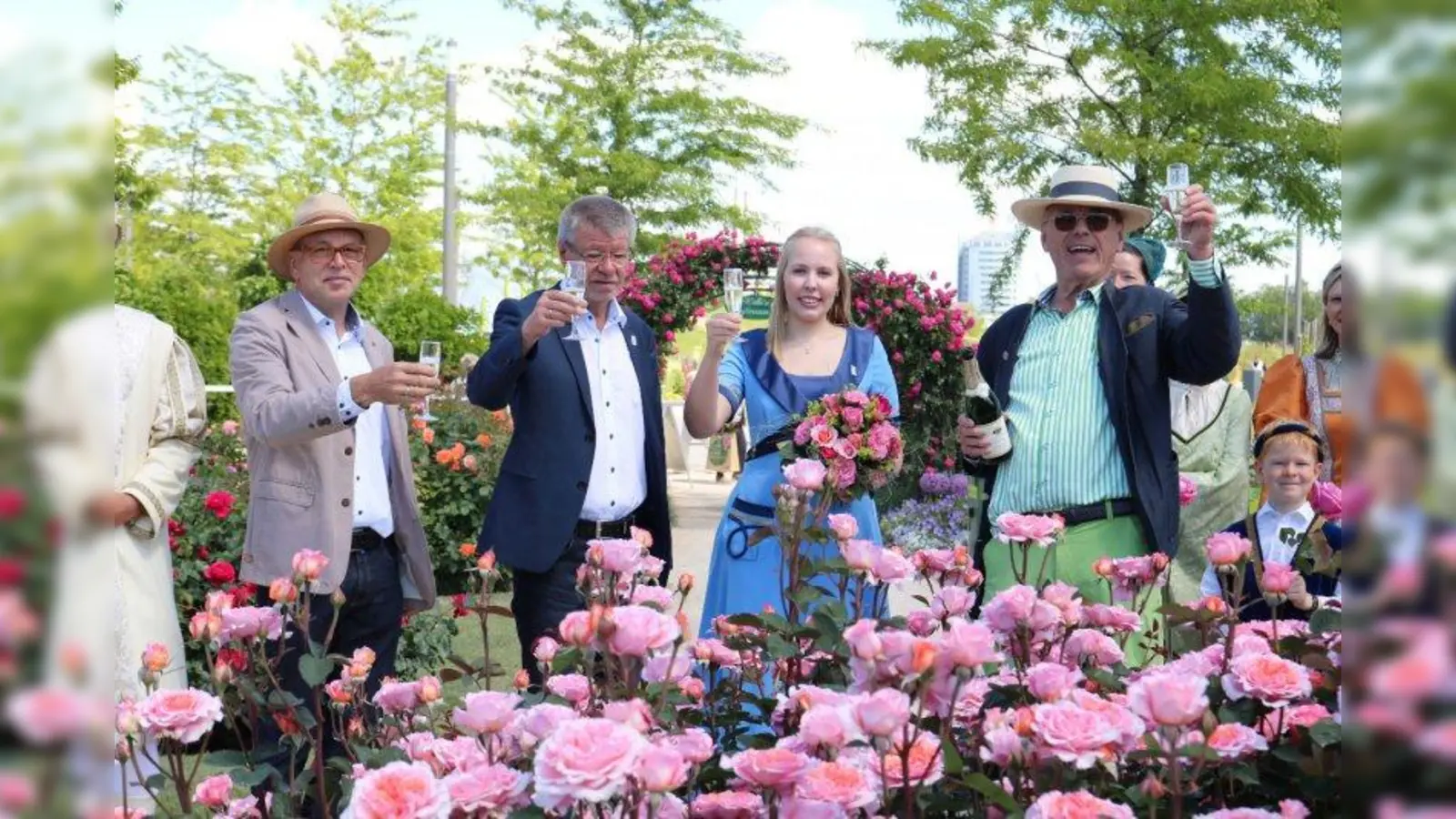 Die Gläser hoch auf die neue duftende Edelrose „Käthchen von Heilbronn”. (Foto: Pflanzen-Kölle)
