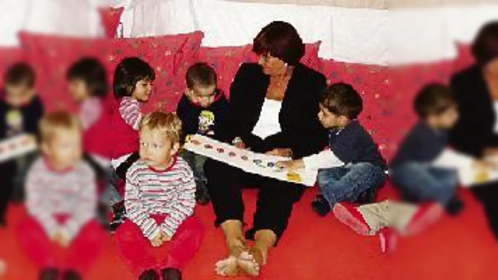 Ein aufregender Lebensabschnitt: Sozialministerin Christa Stewens nahm sich bei ihrem Besuch im Kinderhaus viel Zeit.  (Foto: VA)