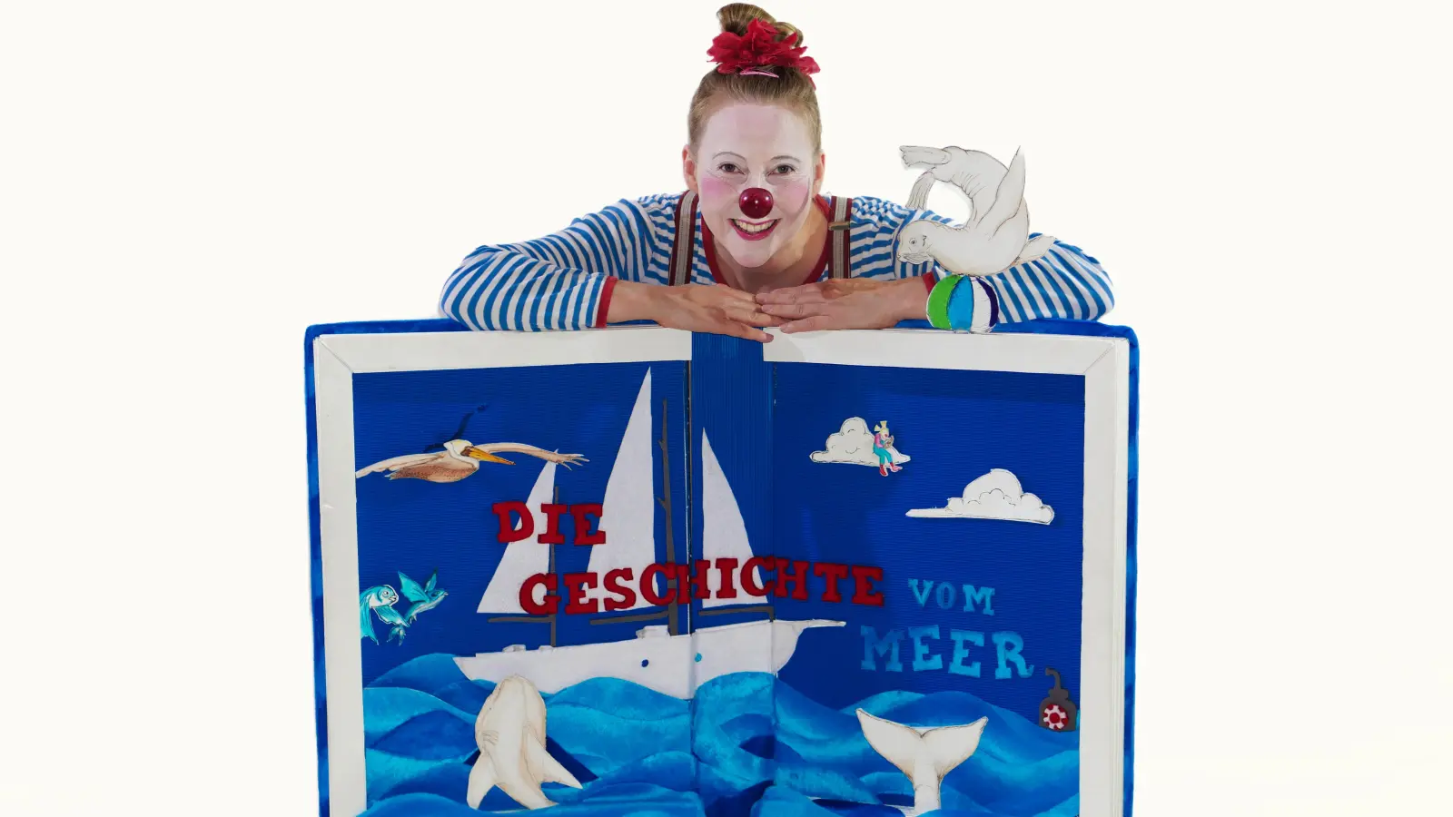 Die Clownin Glucks hat was Tolles mitgebracht: Eine Geschichte – vom Meer. (Foto: Anil Jain)