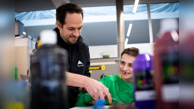 Die Werke entstehen durch Handführung und mit Hilfe der Methoden der Unterstützten Kommunikation. (Foto: Fabian Helmich)
