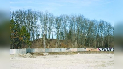 Der Erhalt des rund drei Meter hohen Lärmschutzwalles hätte einen Vorteil für beide Seiten: Die Bewohner des neuen Stadtquartiers wären vor Geräuschen vom Spielplatz, Bolzplatz und der Grillstelle geschützt, die Besucher des Hirschgarten hätten nur Grün und keine Bebauung vor Augen. (Foto: ck)