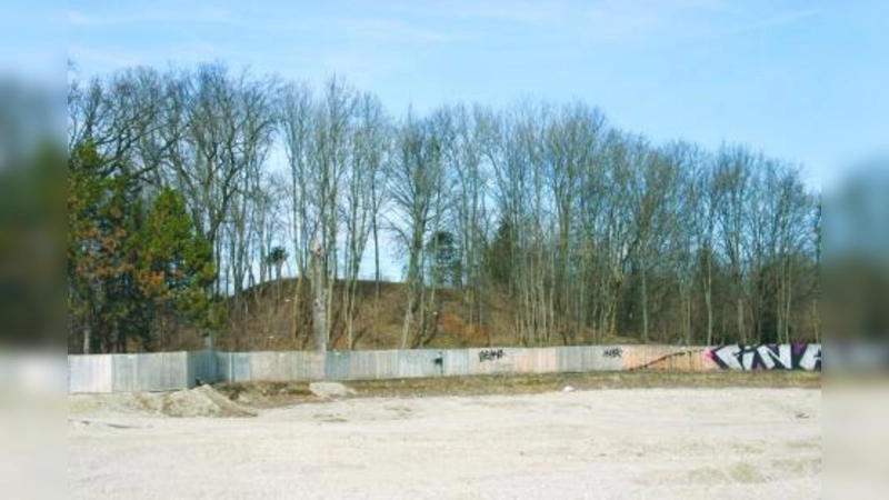 Der Erhalt des rund drei Meter hohen Lärmschutzwalles hätte einen Vorteil für beide Seiten: Die Bewohner des neuen Stadtquartiers wären vor Geräuschen vom Spielplatz, Bolzplatz und der Grillstelle geschützt, die Besucher des Hirschgarten hätten nur Grün und keine Bebauung vor Augen. (Foto: ck)