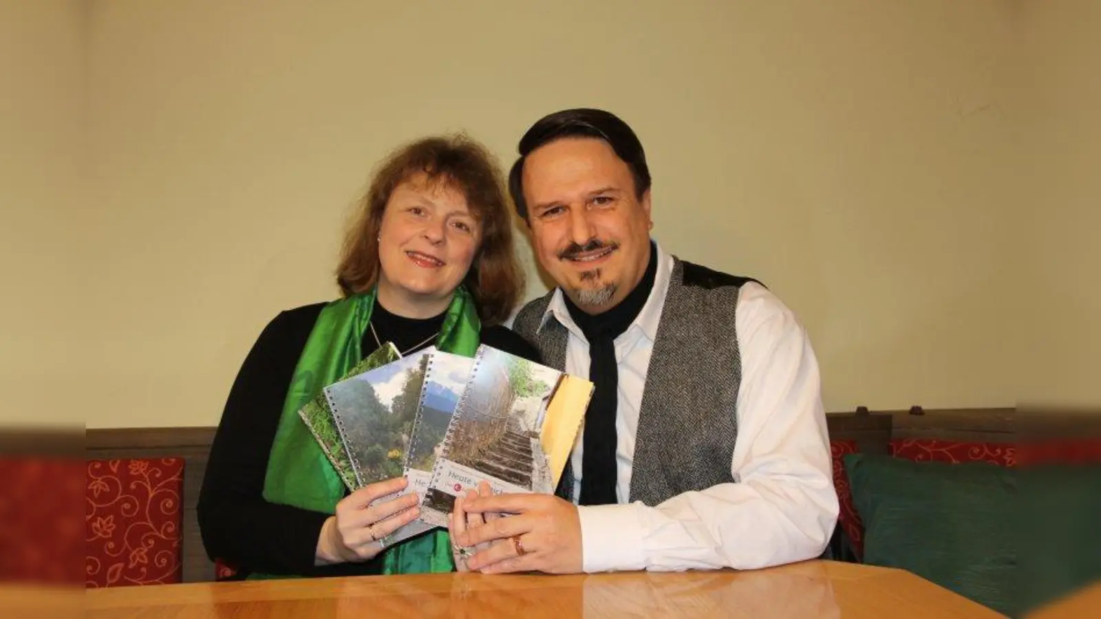 In diesem Jahr bringt das Sendlinger Ehepaar Birgit und Robert Bernhard bereits den 4. Leseadventskalender heraus. (Foto: pr)