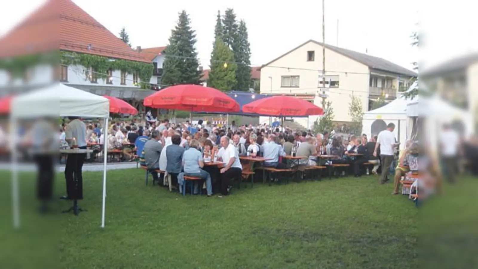 Das Pöringer Weinfest findet heuer am 2. August auf dem Dorfplatz statt.	 (Foto: Wolfgang Englmann)