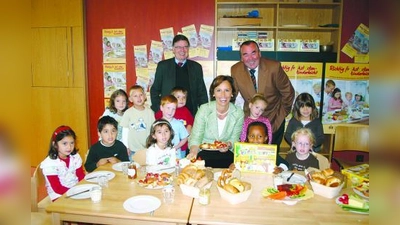Der offizielle Start für das Projekt fiel am Anfang der vergangenen Woche im Pfarrkindergarten „Zu den heiligen Engeln” in Giesing: (v.l.) Landesinnungsmeister Heinrich Traublinger, Staatsministerin Christine Haderthauer und   der Hausherr der Pfarrgemeinde, Dekan Walter Wenning, mit den Kindergartenkindern. (Foto: sk)