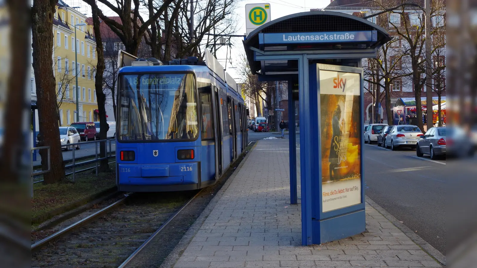 Geschotterte Trambahngleise wie hier an der Haltestelle „Lautensackstraße“ sollen künftig als Rasengleise ausgeführt werden, dies fordern die Grünen im Bezirksausschuss Laim. (Foto: Beatrix Köber)
