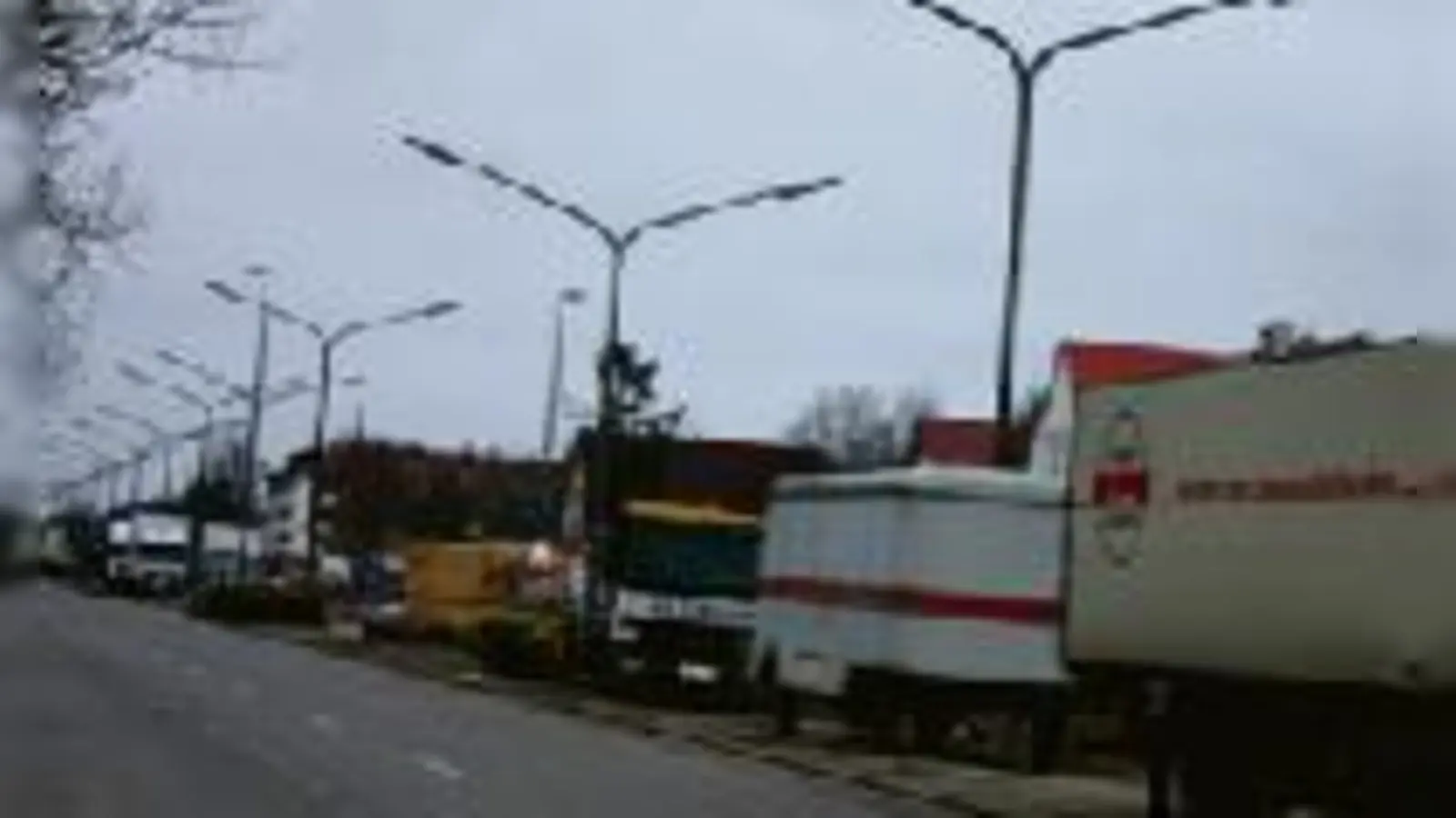 Darüber herrscht Einigkeit: Die wild parkenden Lkws, Wohnwagen und Autos auf der nördlichen Schleißheimer Straße sollen weg.	 (Foto: em)