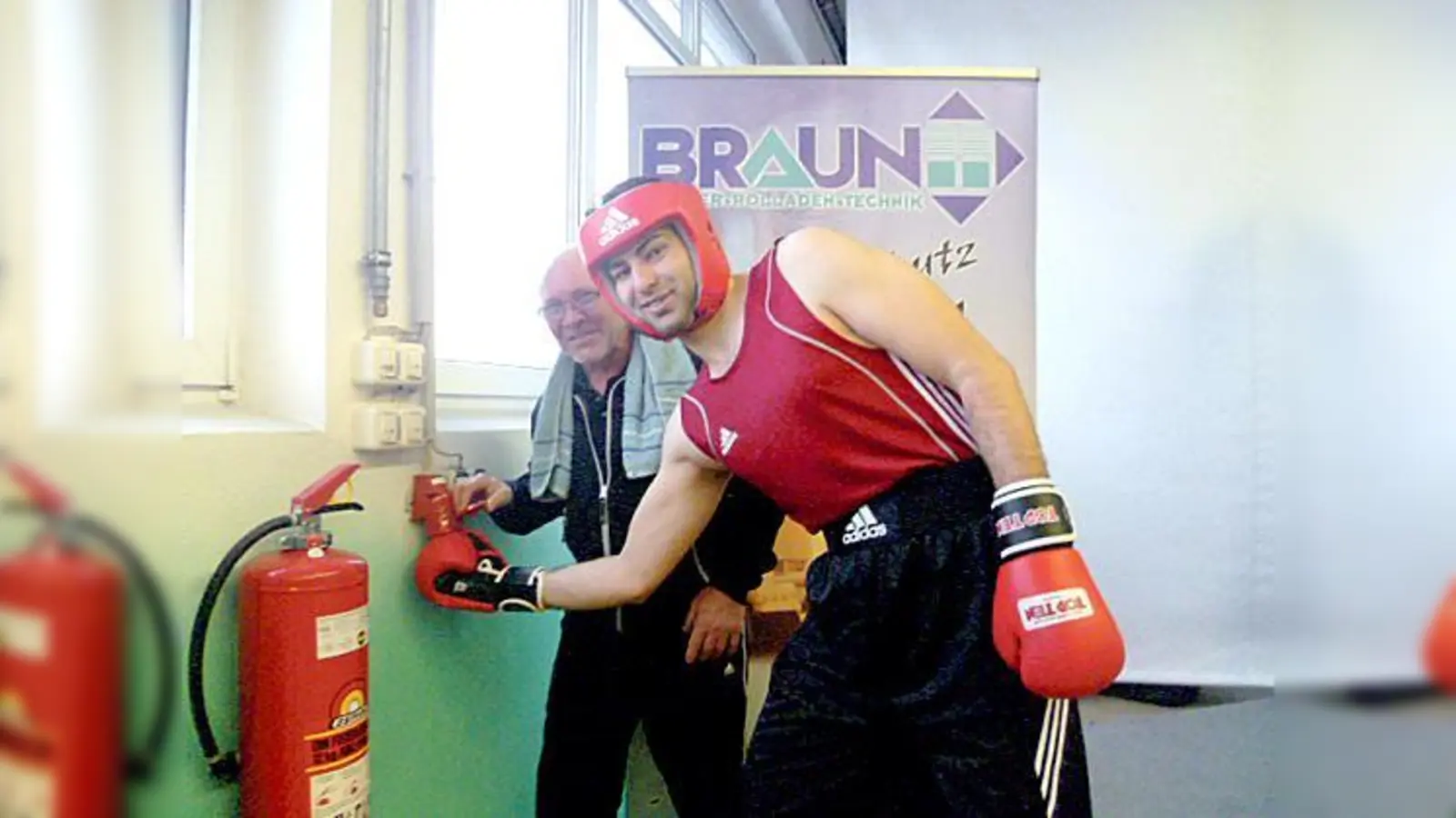 Trainer Helmut Felixberger und Jamshed Maudodi beim »Aufladen« seiner Schlaghand mit Kraftstrom vor dem Wettkampf.	 (Foto: privat)