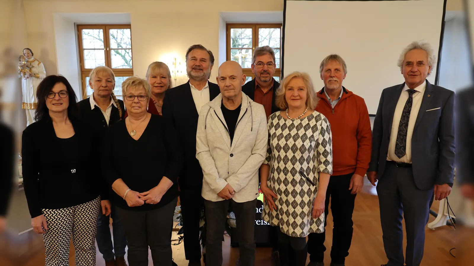 Landrat Helmut Petz (r.) und Personalratsvorsitzende Carolin Hofer (l.) verabschiedeten (v.l.) Doris Lenz, Elfriede Gintenreiter, Katharina Sellmaier, Christoph Knips, Robert Gintenreiter, Hermann Gerich, Gerda Kössler und Josef Allwang. (Foto: LRA Freising)