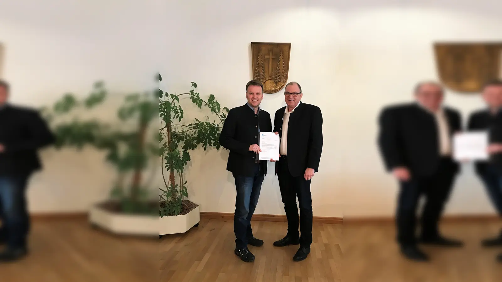 Bürgermeister Rupert Ostermair (li) und Peter Reisinger Regionalleiter Bayern von Deutsche Glasfaser (re). (Foto: Deutsche Glasfaser)