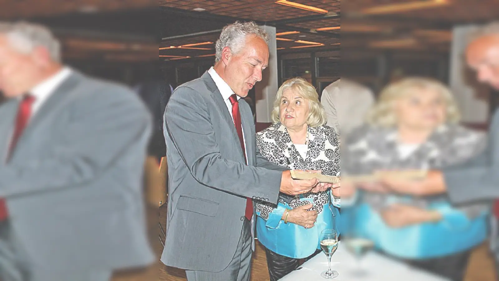 Donna Rothert-Morgenstern, freute sich über ihre persönliche Erinnerungstaste aus den Händen von Bürgermeisters Günter Heyland. 	 (Foto: VA)