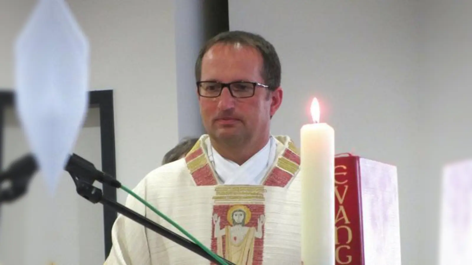 Gut 700 Katholiken feierten vergangenen Sonntag die Amtseinführung des neuen Holzkirchner Pfarrers Gottfried Doll.	 (Foto: Pietsch)