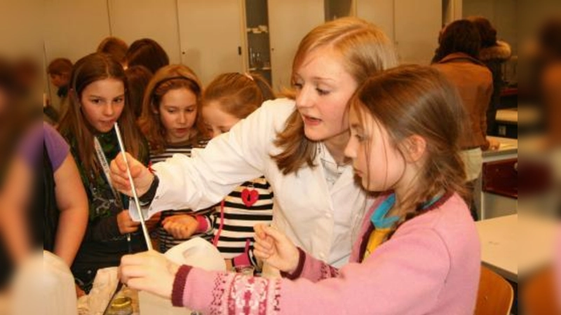 Seit diesem Schuljahr bietet das Bert-Brecht-Gymnasium neben dem sozialwissenschaftlichen Profil auch einen naturwissenschaftlich-technologischen Zweig an. Sabrina ist eine der Zehntklässlerinnen, die am Tag der Offenen Tür Experimente im Chemie-Raum demonstrierten. (Foto: US)