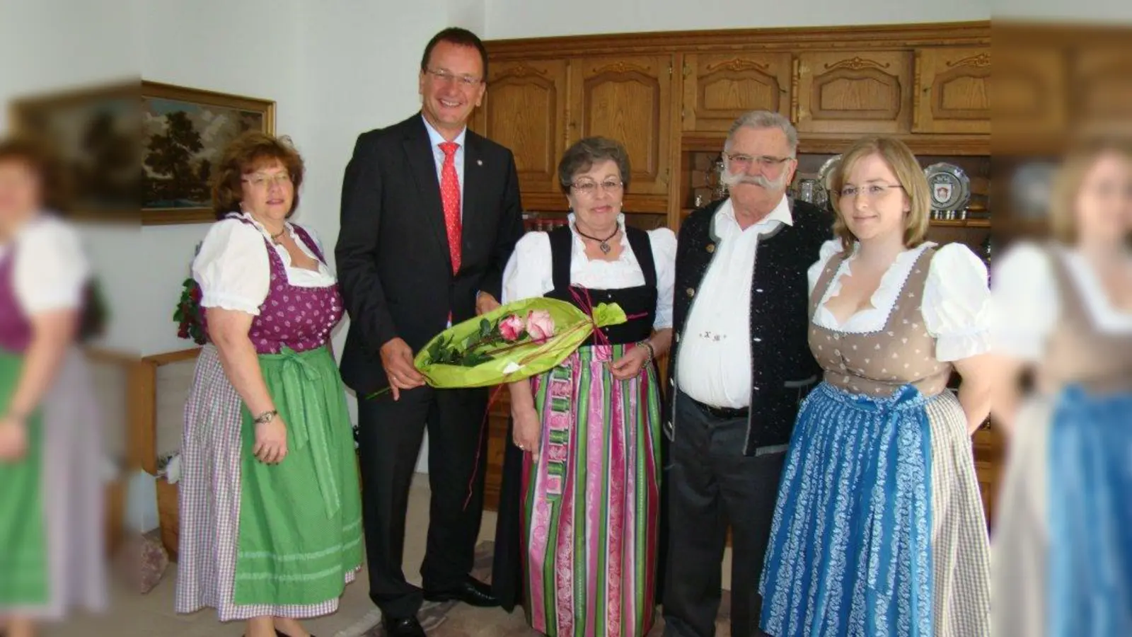 Die Familie mit Ehrengast von links: Petra Kasberger, Oberbürgermeister Andreas Haas, Christa und Xaver Mederer und Franziska Kasberger. (Foto: pst)