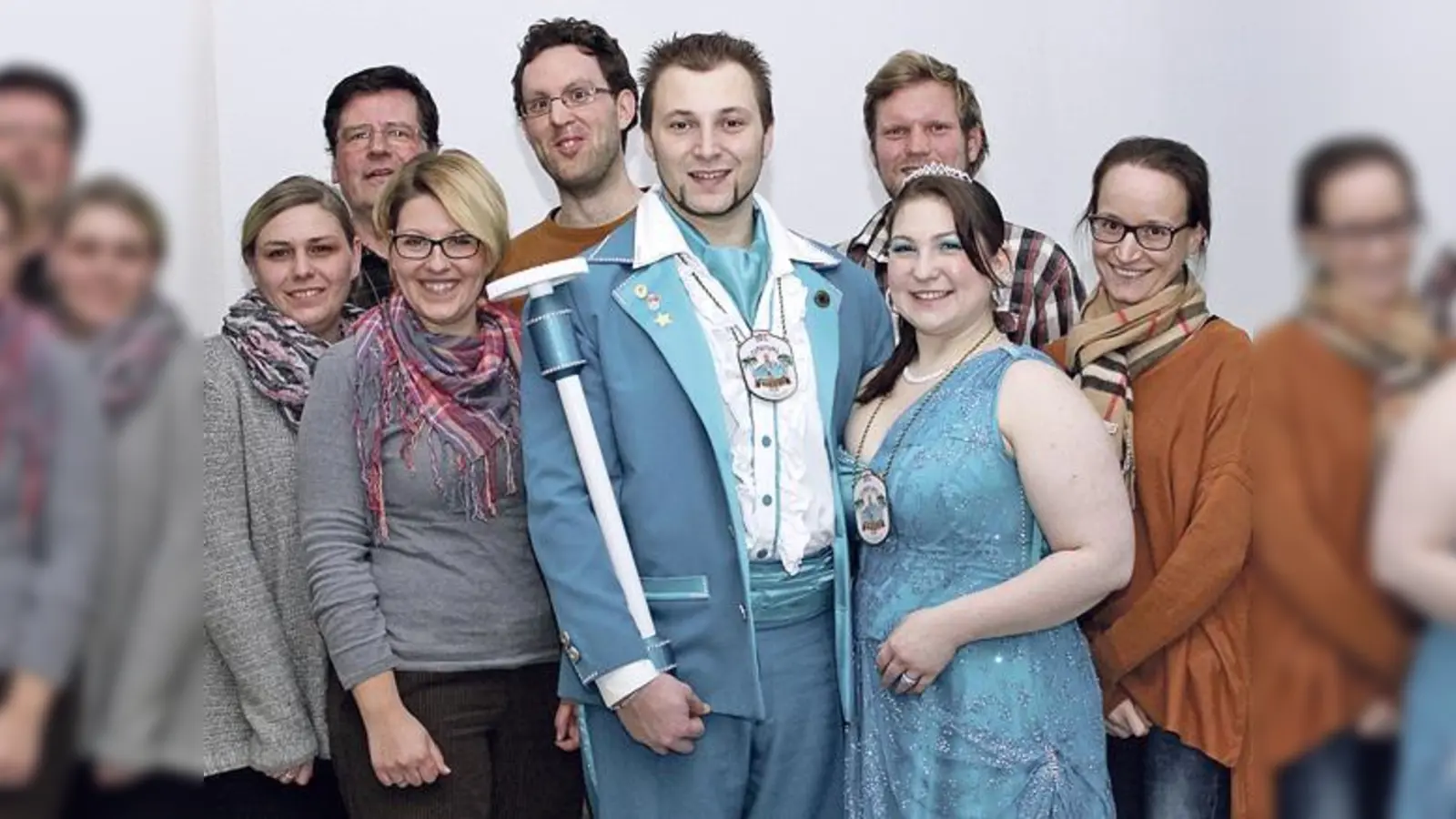 Das Redaktionsteam des Moosacher Anzeigers freute sich über den hohen Besuch von Corinna II. und Thomas II.	 (Foto: Heike Woschée)